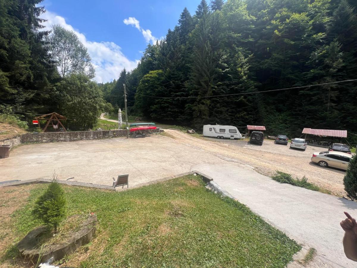 Barlogul Din Vidraru Hotel Curtea de Argeş Exterior foto