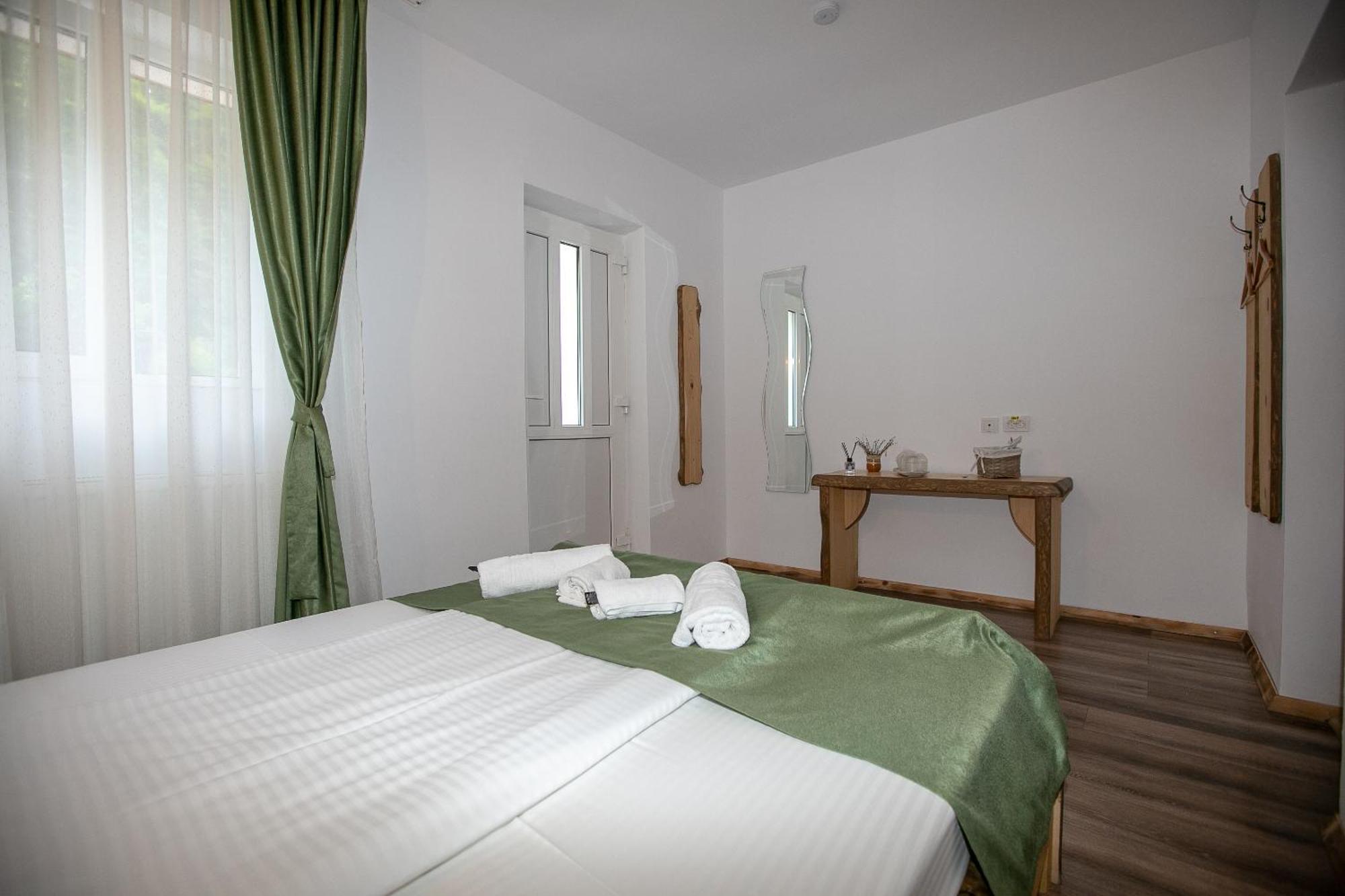 Barlogul Din Vidraru Hotel Curtea de Argeş Exterior foto