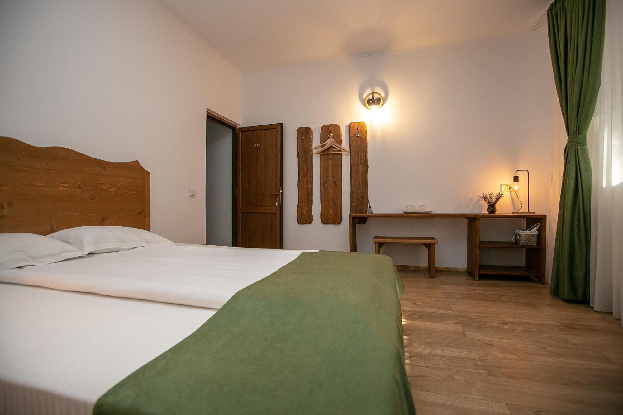 Barlogul Din Vidraru Hotel Curtea de Argeş Exterior foto