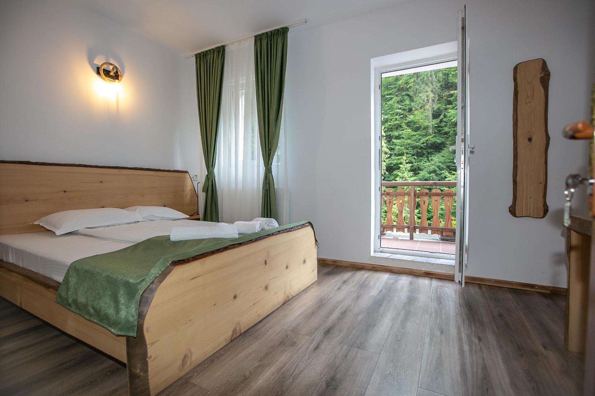 Barlogul Din Vidraru Hotel Curtea de Argeş Exterior foto