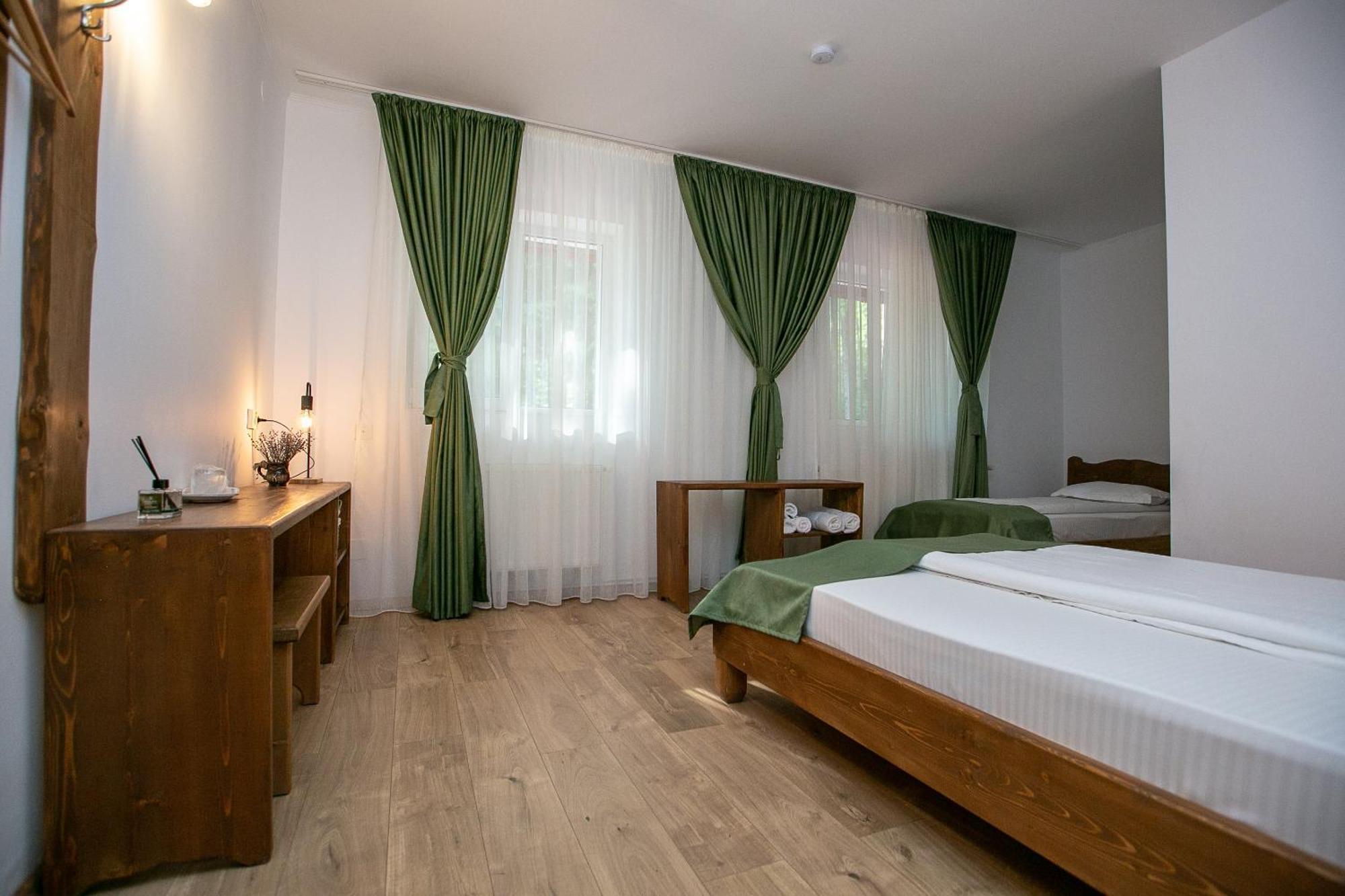 Barlogul Din Vidraru Hotel Curtea de Argeş Exterior foto