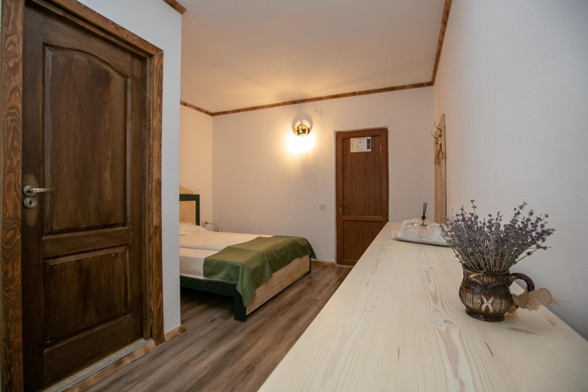 Barlogul Din Vidraru Hotel Curtea de Argeş Exterior foto
