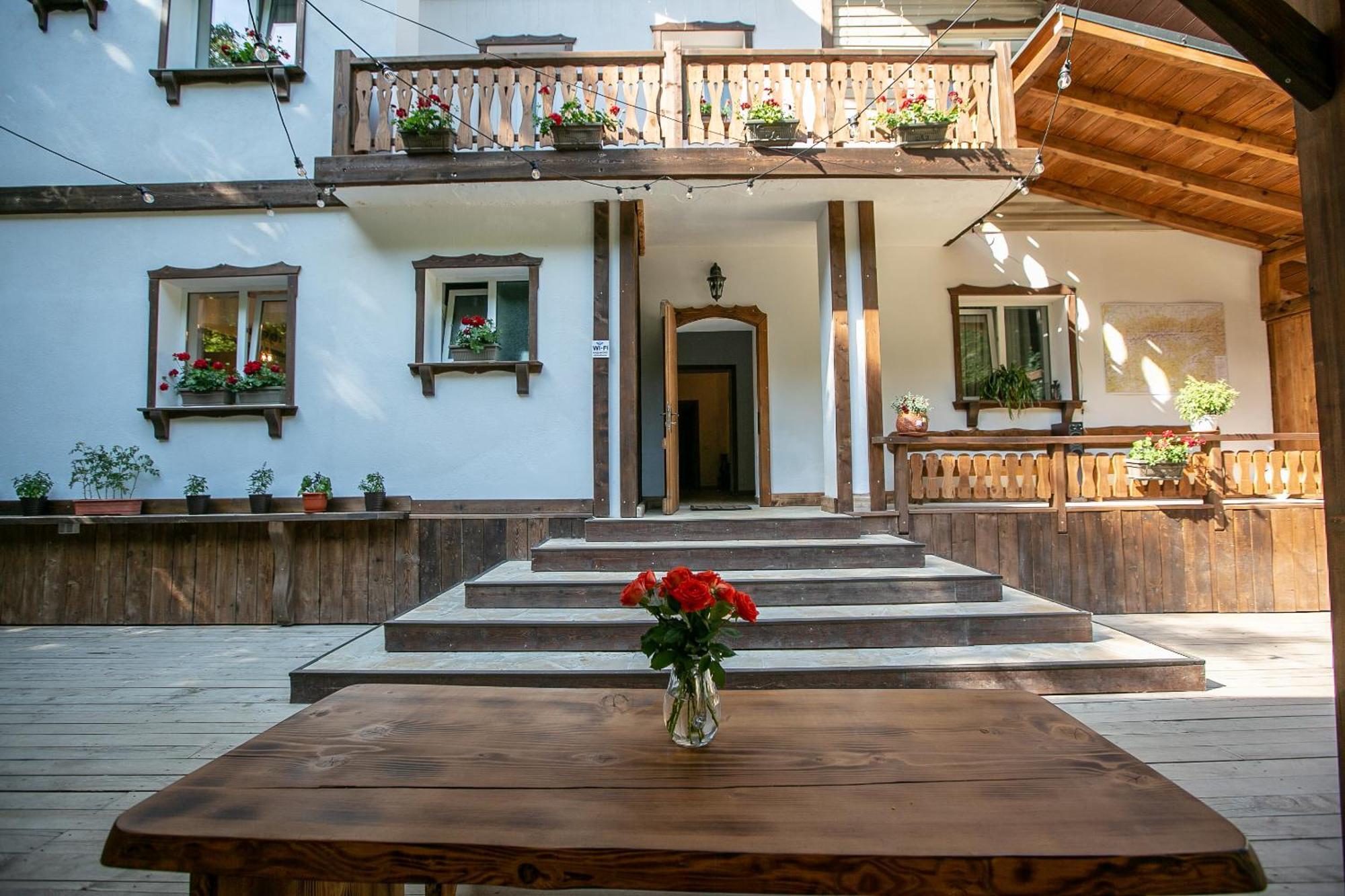 Barlogul Din Vidraru Hotel Curtea de Argeş Exterior foto