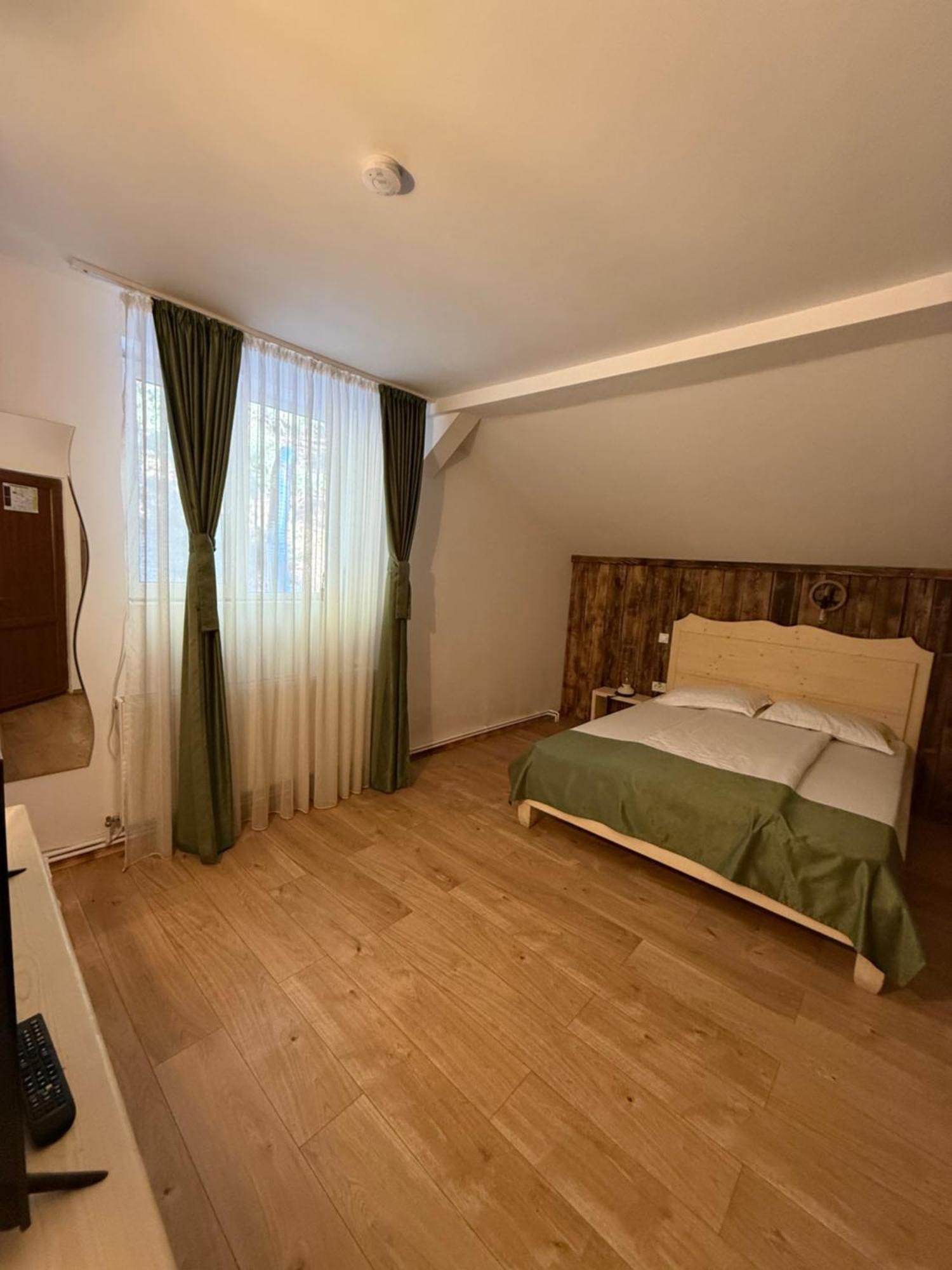 Barlogul Din Vidraru Hotel Curtea de Argeş Exterior foto